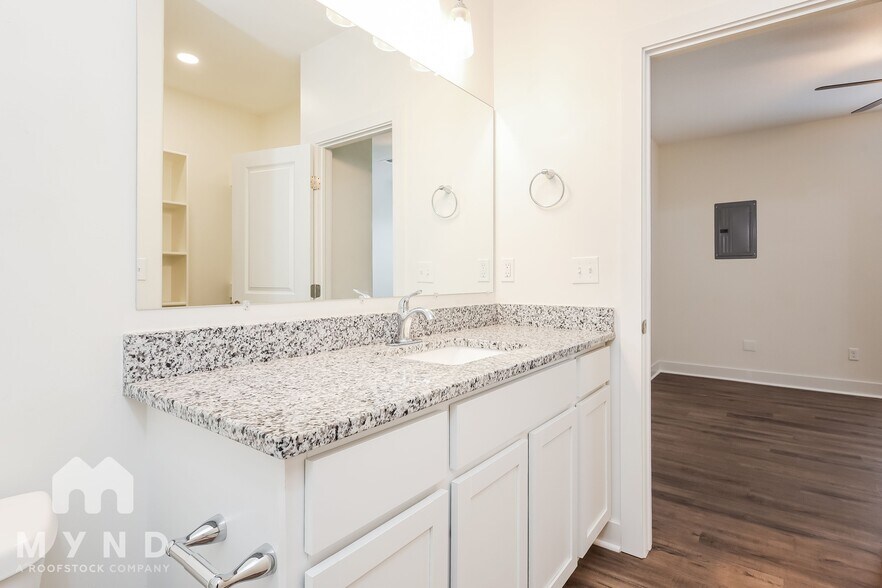 Building Photo - 5802 E Bristol Cir