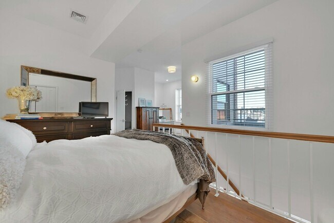 Building Photo - 1015 Grand St