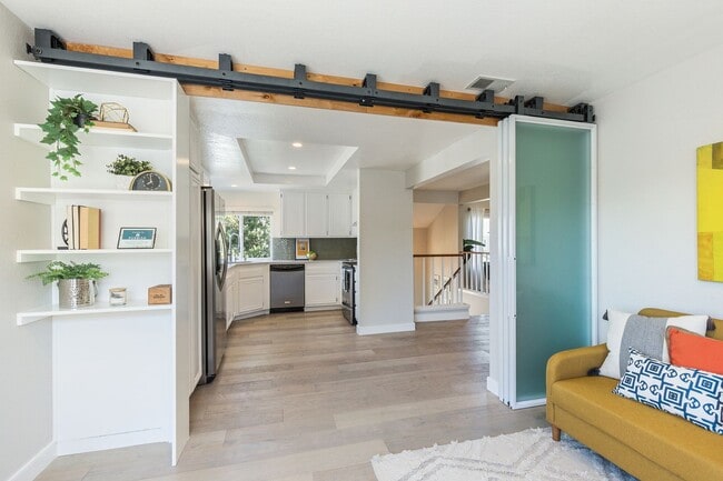 Building Photo - Spacious Alameda Brittany Bay Landing Town...