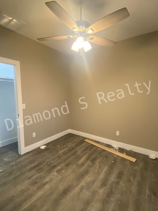 Building Photo - Gorgeous 4 Bedroom Ozark House Coming Earl...