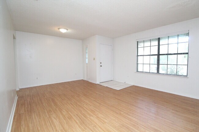 Building Photo - 2BD/1BA Duplex in NE Pensacola – Fenced Ya...