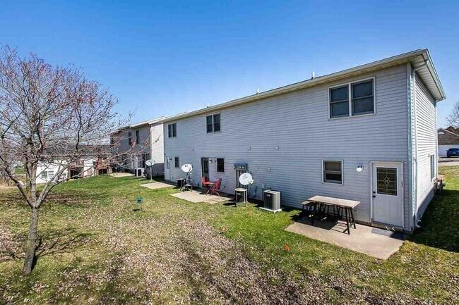 Building Photo - 2139 Hummingbird Dr