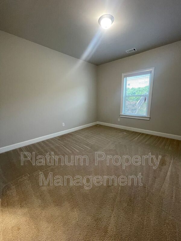Building Photo - 5180 Mirror Lake Dr