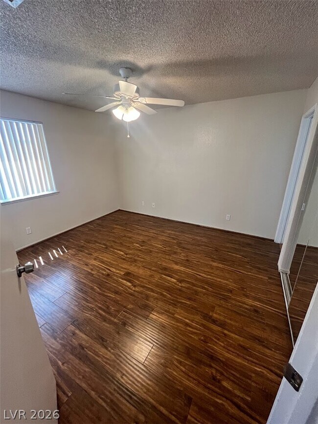 Building Photo - 914 Scarlet Ridge Dr
