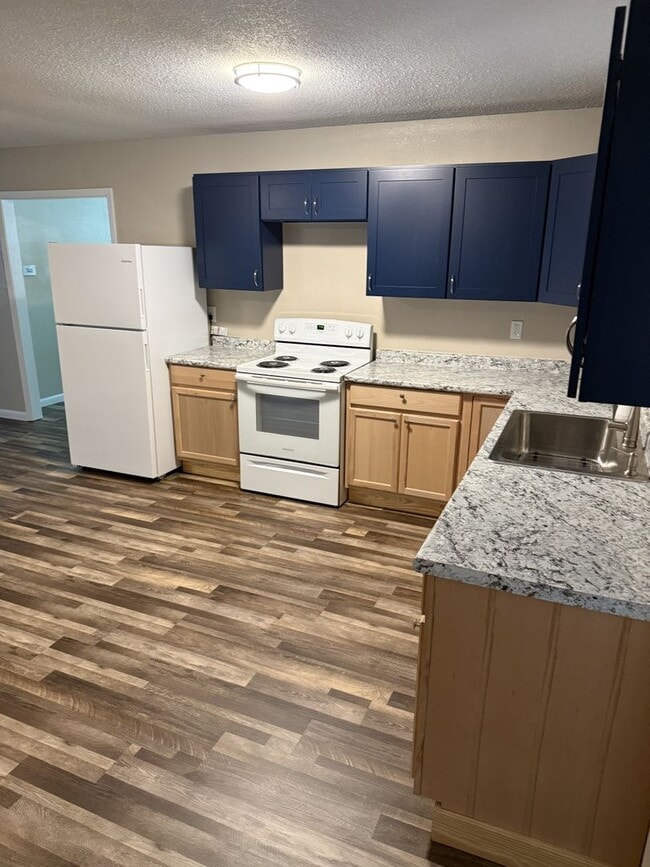 Building Photo - 2/2 Brick Home in Cave City!