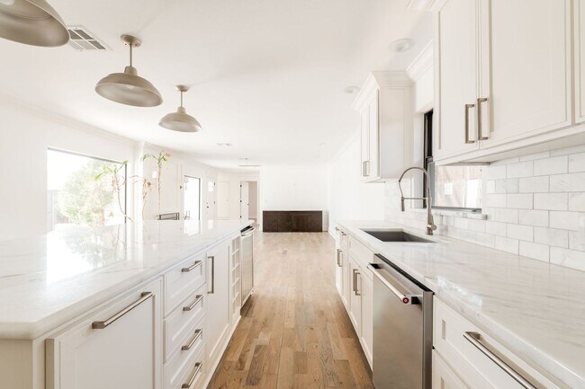 Building Photo - Beautiful Home in Nichols Hills + 3 bedrooms