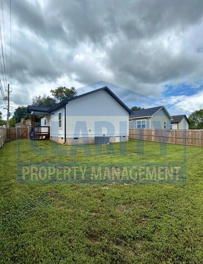 Building Photo - Three bedroom single level home!