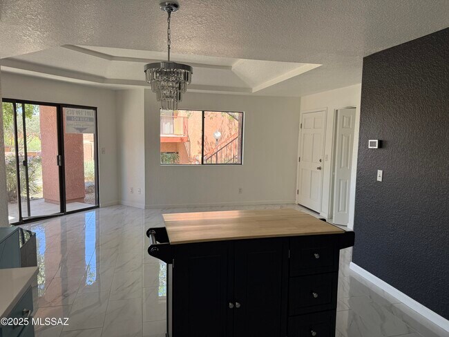 Building Photo - 5051 N Sabino Canyon Rd