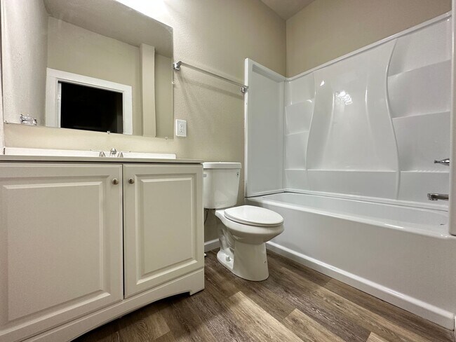 Building Photo - 4 Bedroom 2 Bathroom Home in Winterset