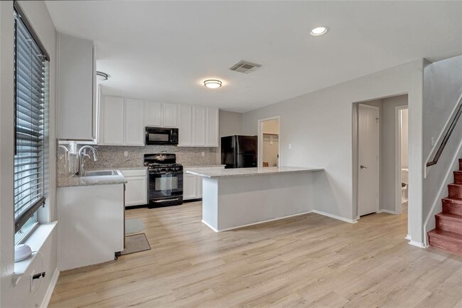 Building Photo - 24422 Lakecrest Village Dr