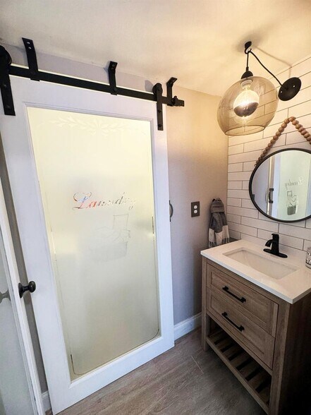 Building Photo - 321 Sandtree Dr