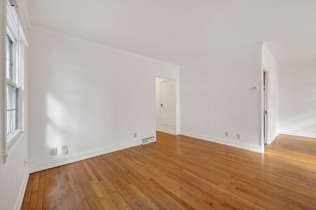 Building Photo - 514 W Lakeside St