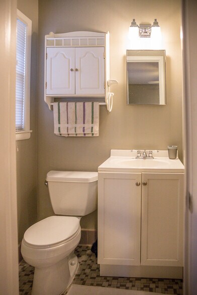 Building Photo - 4350 E 60th St