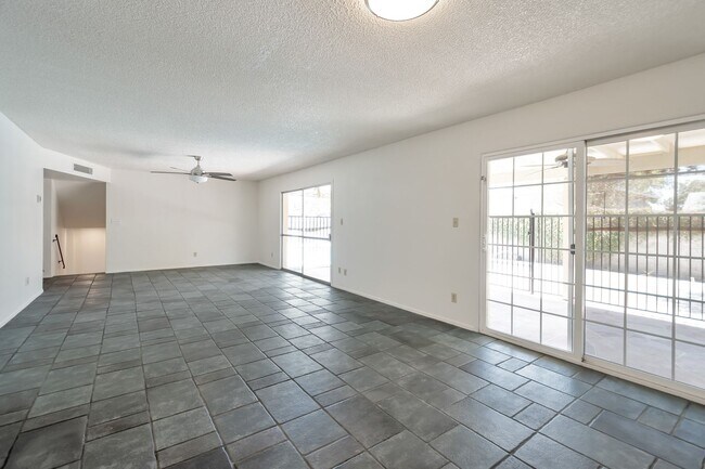 Building Photo - 6 Bed/4.5 Bath Home Close to ASU