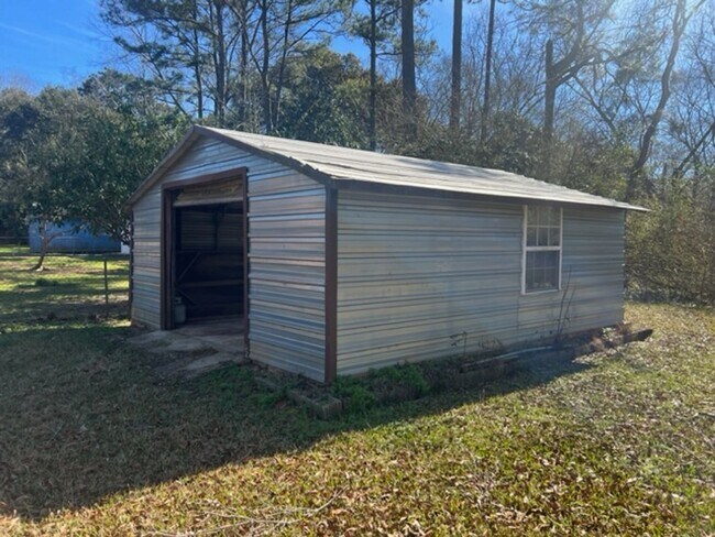 Building Photo - Brick home off Three Notch Road