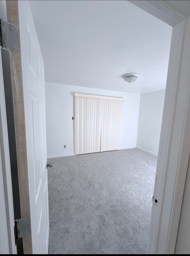 Building Photo - 5625 Antoine Dr