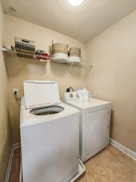Building Photo - 813 Fairgate Dr