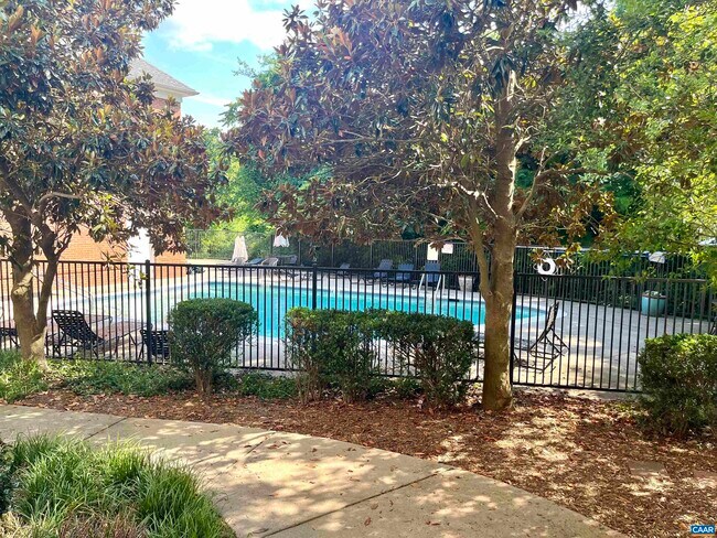 Building Photo - 300 Riverbend Dr