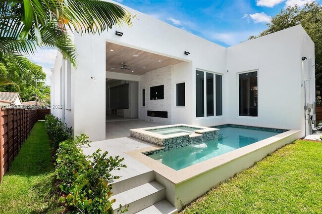 Building Photo - 1615 NE 3rd Ct