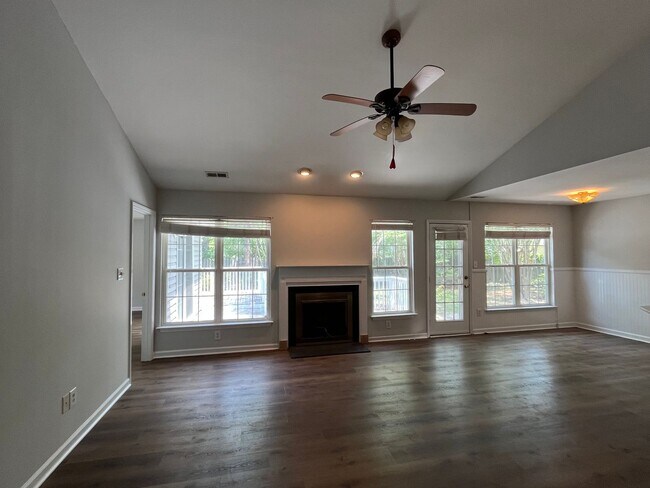 Building Photo - Discover this well-maintained 3-bedroom, 2-bath home in Wilmington, NC