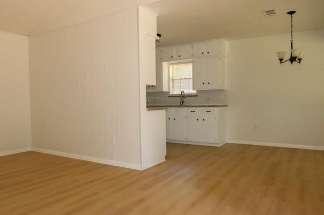 Building Photo - 109 Halo Dr