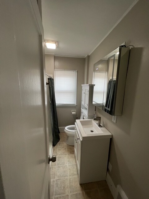 Upstairs bath - 1101 Pomeroy St