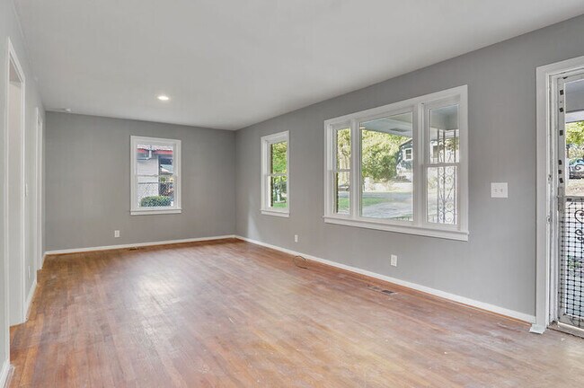 Building Photo - 402 Carver Ave