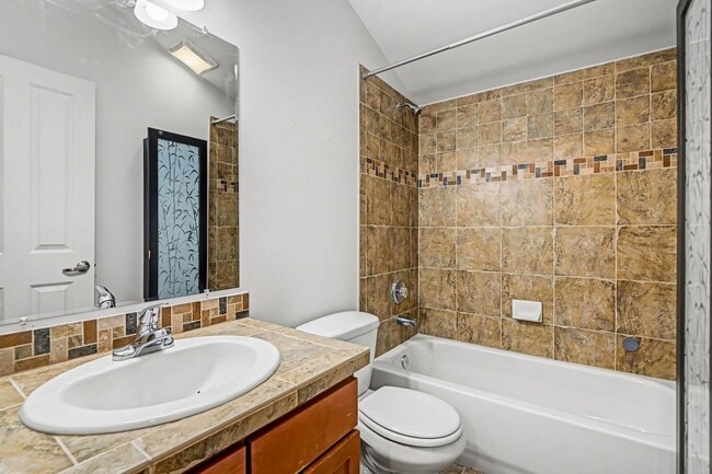 Building Photo - Move in ready refreshed 3 bed 2.5 bath town home