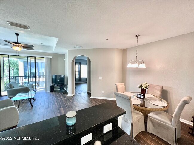 Building Photo - 145 Calle el Jardin