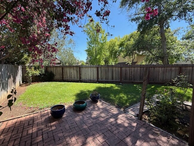 Building Photo - 3-Bed / 2.5 Bath Home in Quiet Benicia Hil...