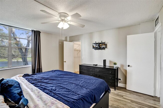 Building Photo - 9451 Live Oak Pl