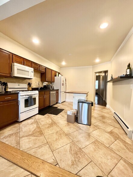 Building Photo - 716 E 6th St