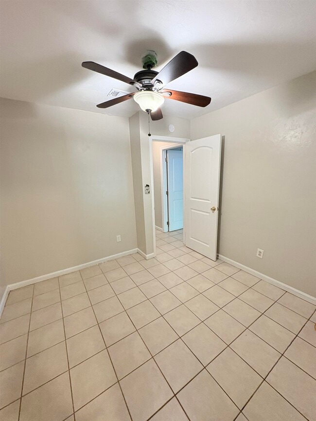 Building Photo - 3245 Mound Dr