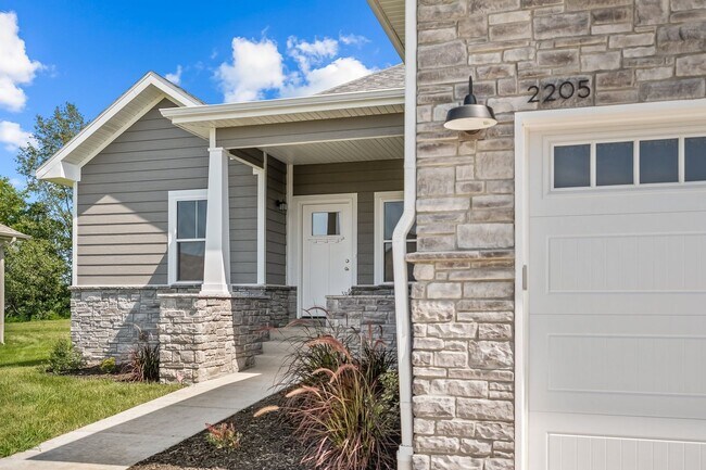 Building Photo - Beautifully Updated 4 Bedroom Home in Ozark, MO!