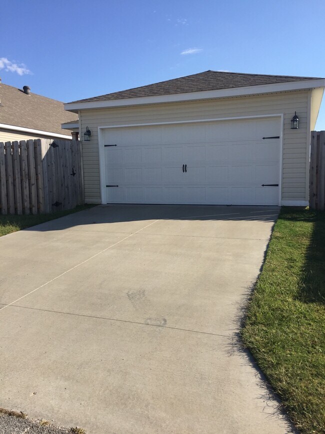Building Photo - 4500 W Sweetgum Ln