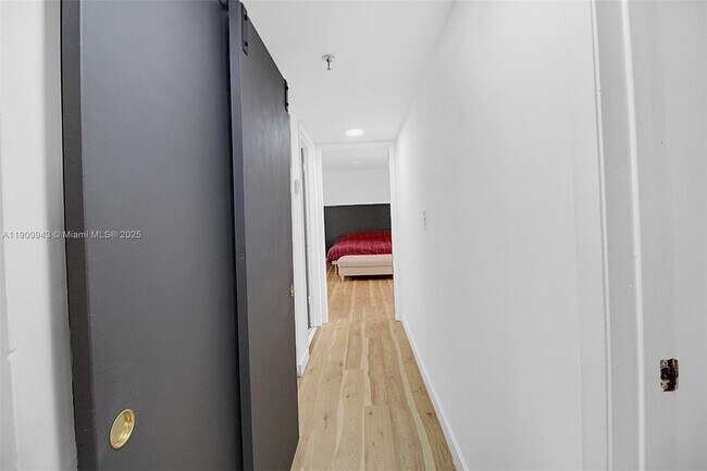 Building Photo - 1621 Collins Ave