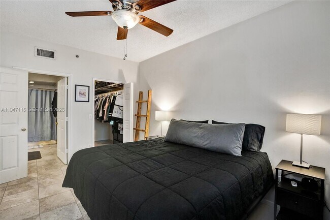 Building Photo - 3155 NE 184th St