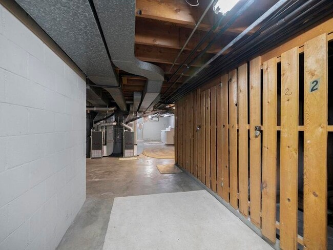 Building Photo - 1612 S 32nd Ave