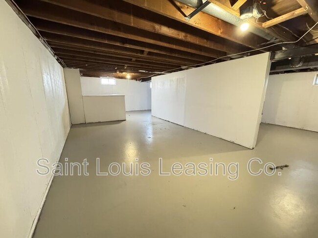 Building Photo - 830 Loekes Dr