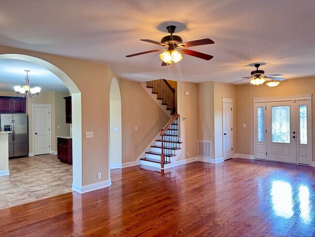 Building Photo - Beautiful Home Located in Farmington Subdivision. 3 Bedrooms, 3.5 baths, Bonus with Wet Bar!