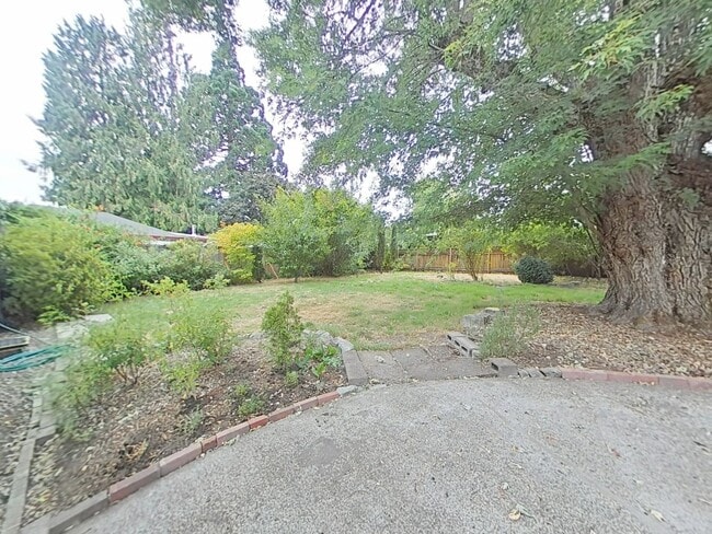 Building Photo - 2 Bedroom House ~ Close to Campus ~ Pet Fr...