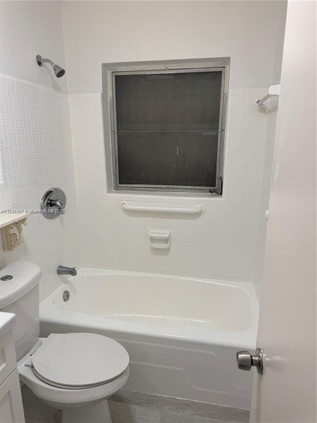 Building Photo - 411 Northlake Dr