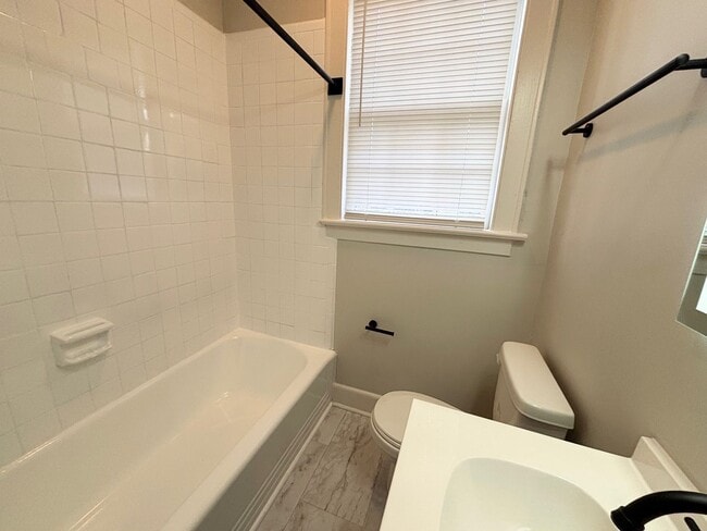 Building Photo - Bungalow in rosewood