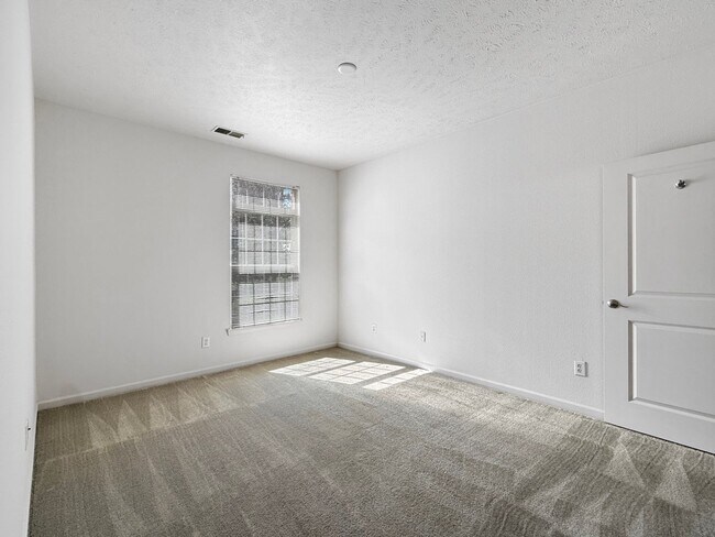Building Photo - Grand Lakeside Escape: Spacious 3-Bedroom ...