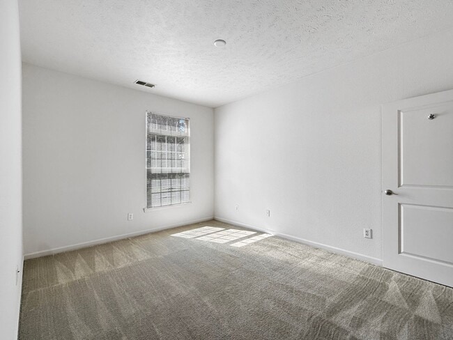 Building Photo - Grand Lakeside Escape: Spacious 3-Bedroom Retreat in Lakeshore Community