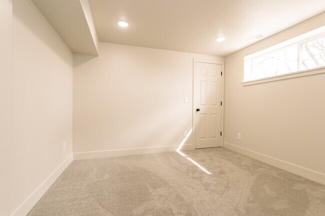 Building Photo - 732 Hislop Dr