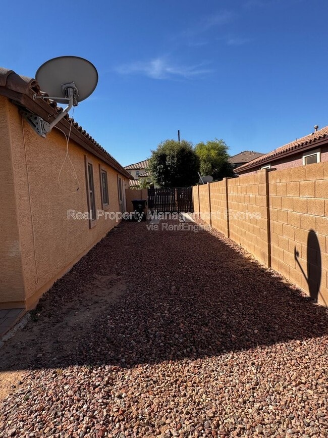Building Photo - 18184 W Saguaro Ln
