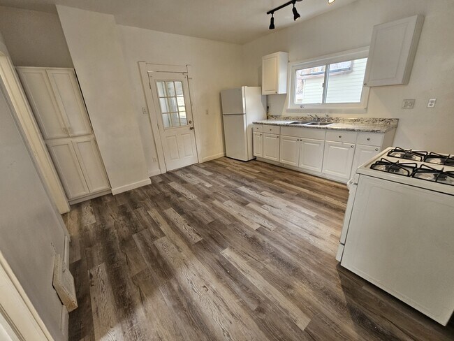 Building Photo - 4002 Robert Ave