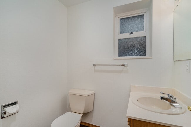 Building Photo - 6525 39th Ave SW