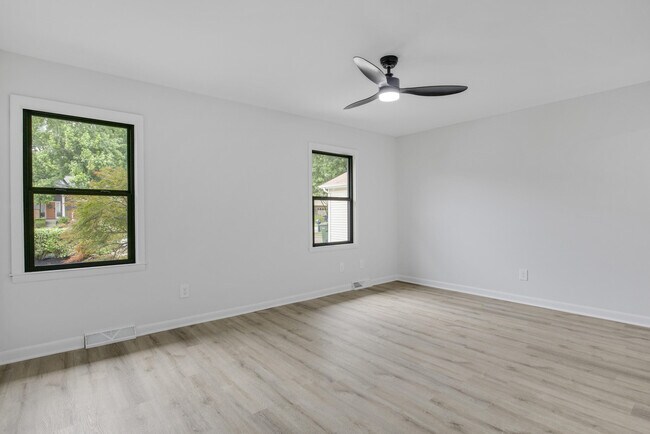 Building Photo - 452 Pasadena Dr